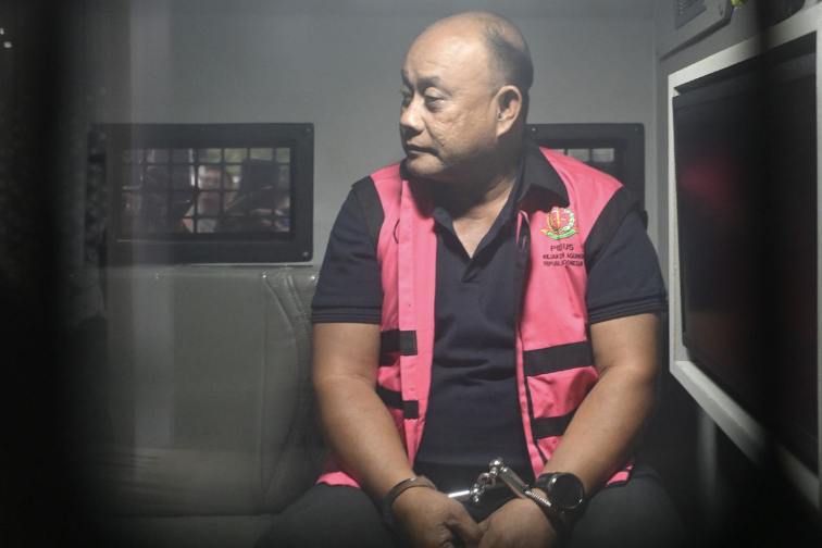 Tampang tersangka tindak pidana korupsi tata kelola program Makan Bergizi Gratis (MBG) pada Badan Gizi Nasional (BGN) Dadan Hindayana berada di dalam tahanan mobil di Kejaksaan Agung, Jakarta, Rabu (3/6/2026). ANTARA FOTO/M Risyal Hidayat/bar (M RISYAL HIDAYAT)